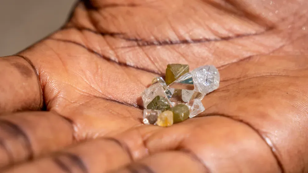 Алмазы GemFair от De Beers: этичная добыча в Сьерр...