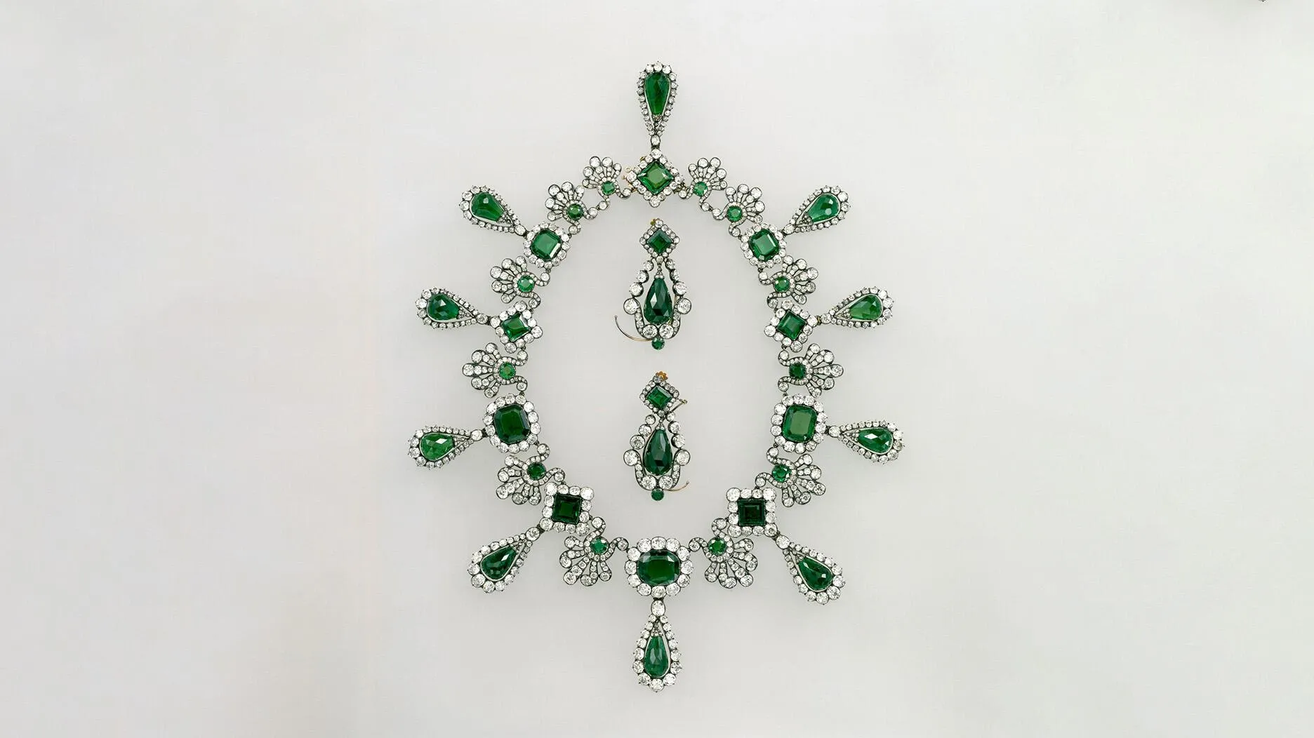 Ограбление Лувра: Аресты и поиски у...