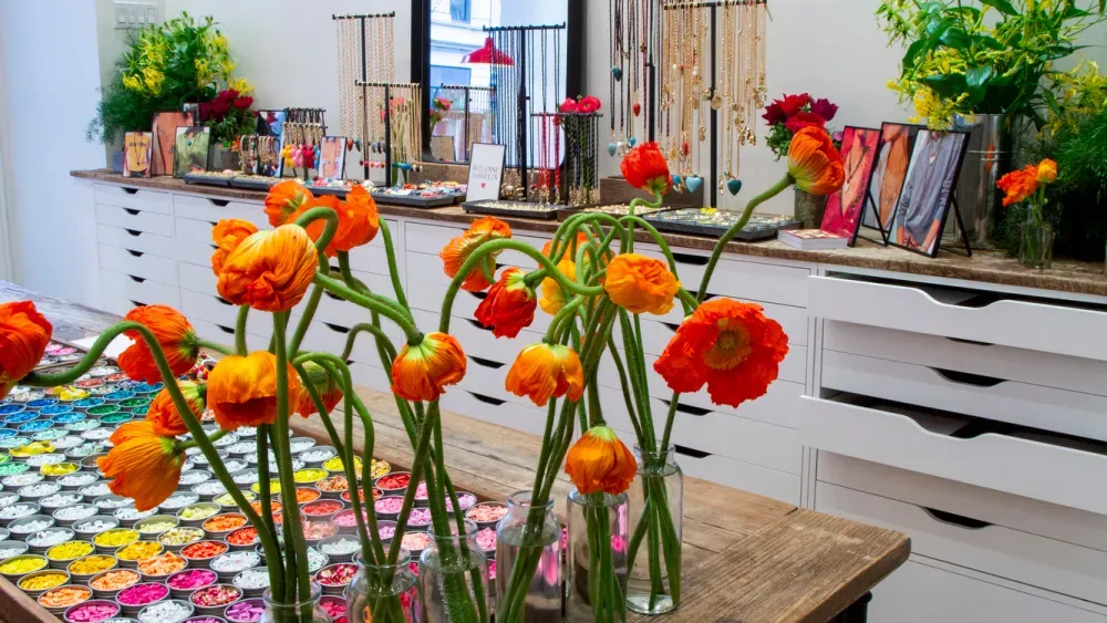 Поп-ап магазин Roxanne Assoulin на Мэдисон-авеню в Нью-Йорке