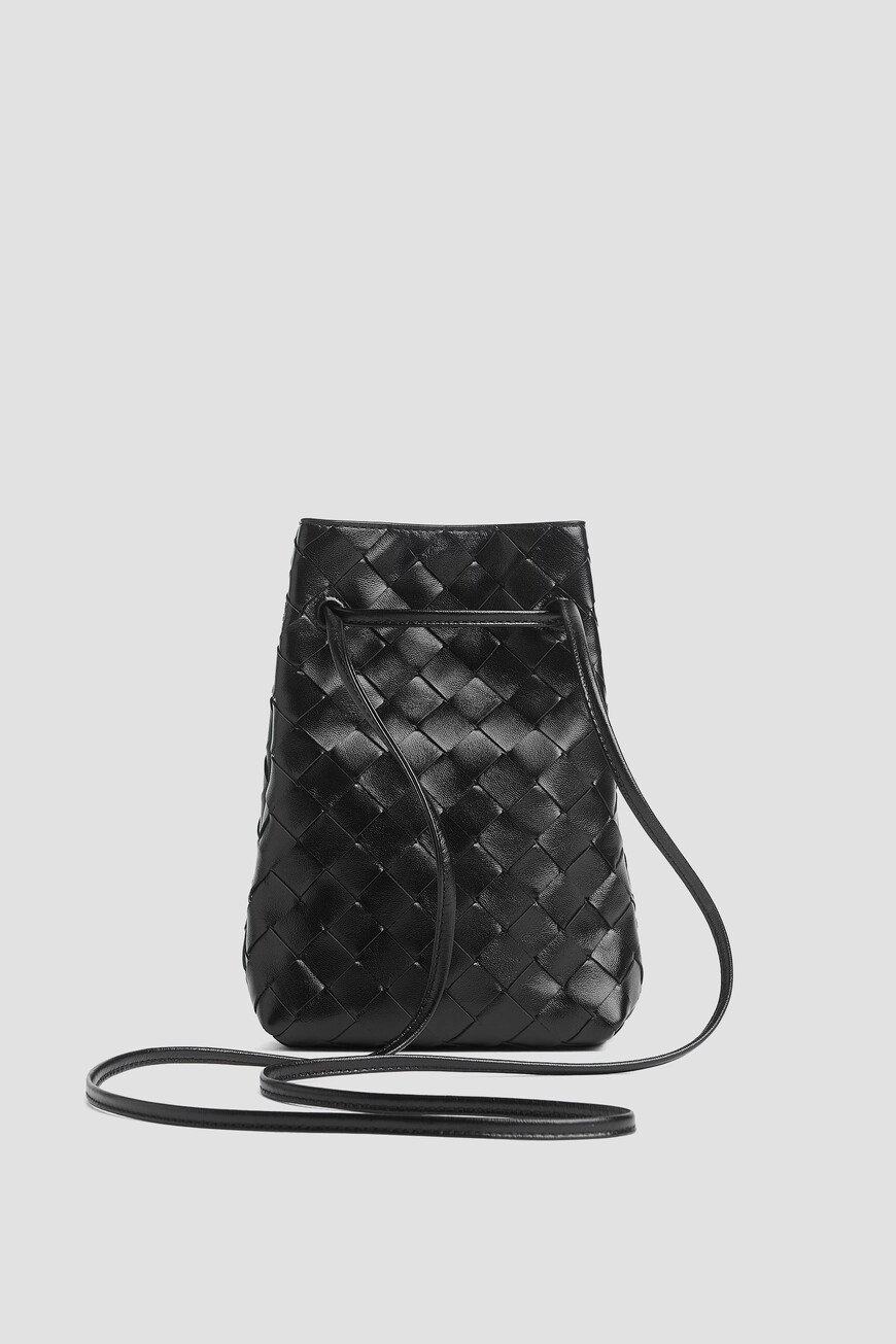 Bottega Veneta: Черная кожаная сумка-чехол Intrecciato